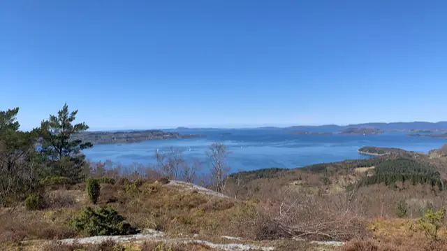 Mot Bokn og Finnøy. Finnøy til venstre i bildet, Sjernarøyane til høyre. Tysvær i bakgrunnen.