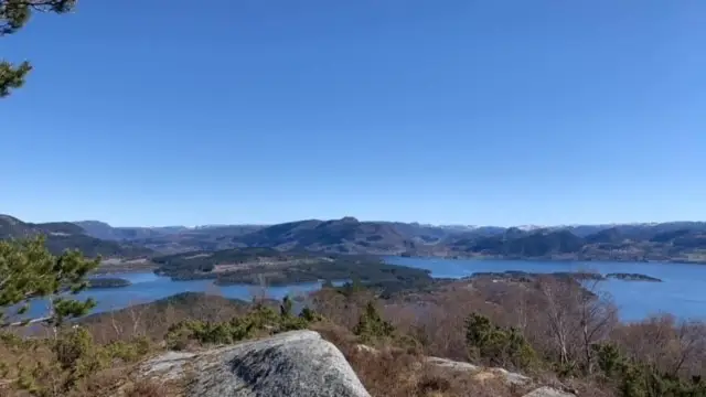 Fistersenderen midt i bildet. Børøy i forkant, Randøy til venstre